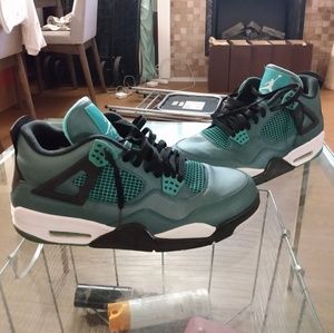 Nike.   That’s the lowest I’m goin. 188$